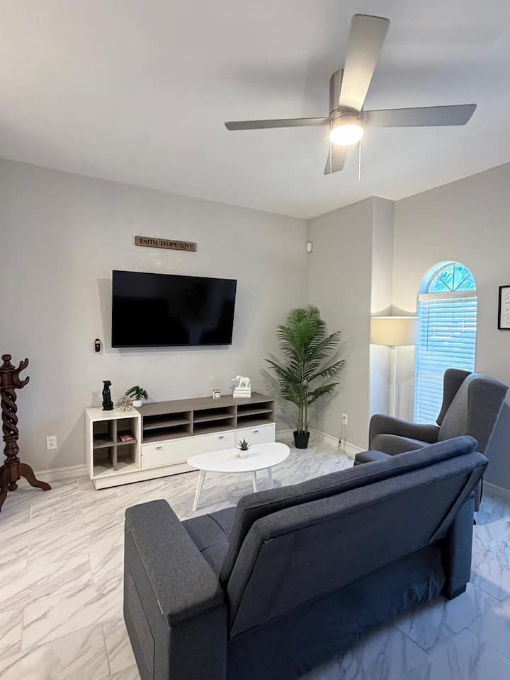 Modern 2br Home | Sleeps 6 | North Laredo - Laredo, TX