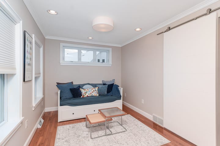 *New Saratoga Downtown Ensuite Bdrms Sleep 6 Grill - Saratoga Springs, NY