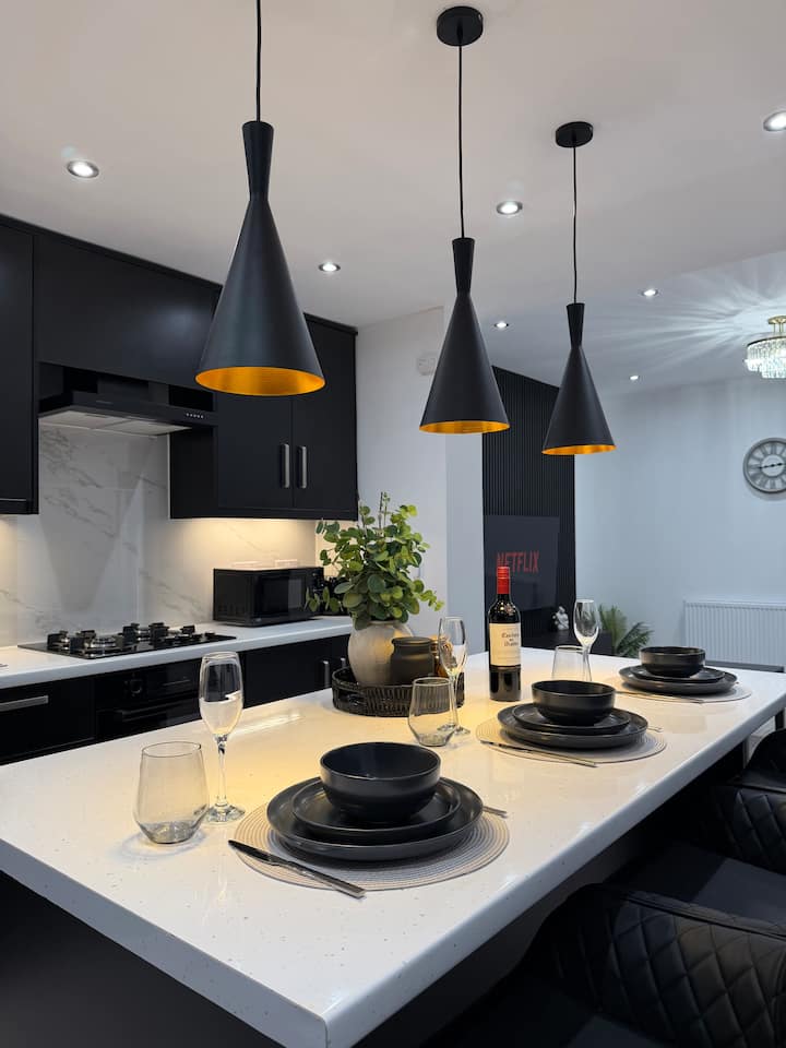 Modern 4 Bedroom Home | Sleeps 8 | Private Parking - 울버햄프턴