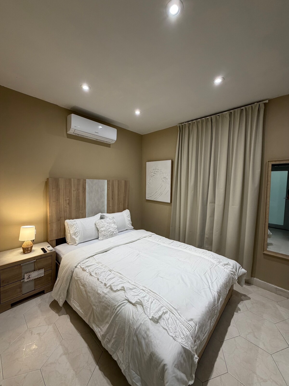 舒适的卧室，配有标准双人床、空调、遮光窗帘和柔和的照明；非常适合舒适和休闲的住宿。