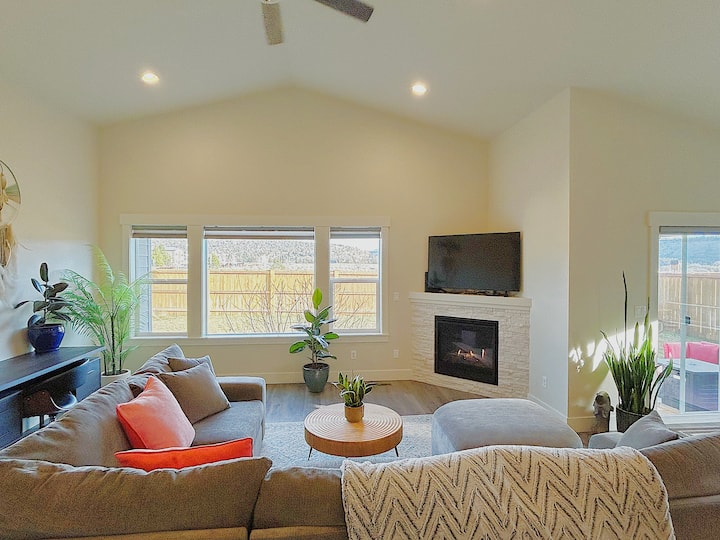High Desert Vista Home: Modern Trailside Retreat - Prineville, OR