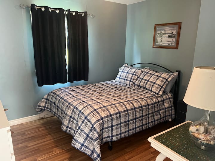 Cama de casal, cômoda, guarda-roupa