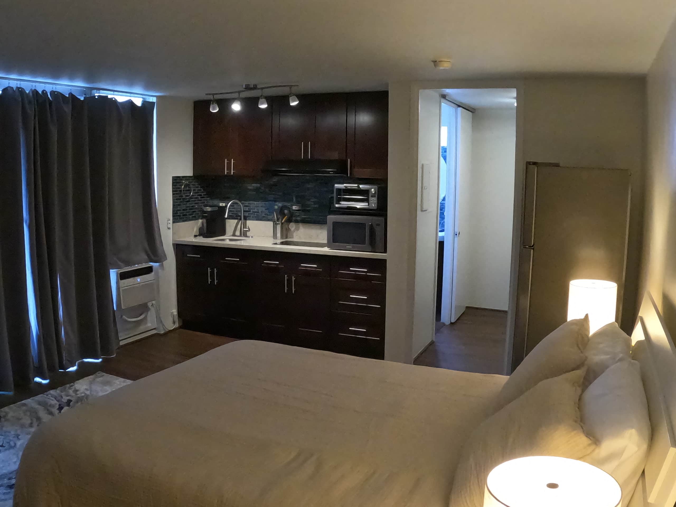 Waikiki Studio Great Location/Free Parking - Image 8