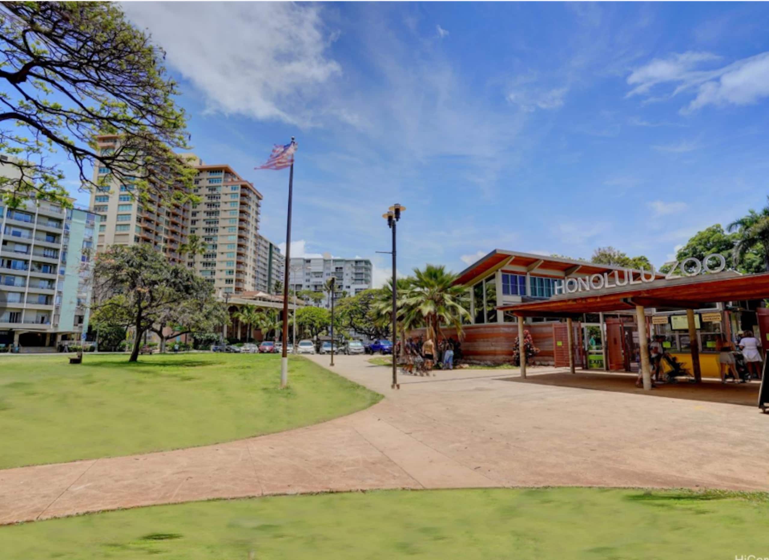 Waikiki Studio Great Location/Free Parking - Image 17