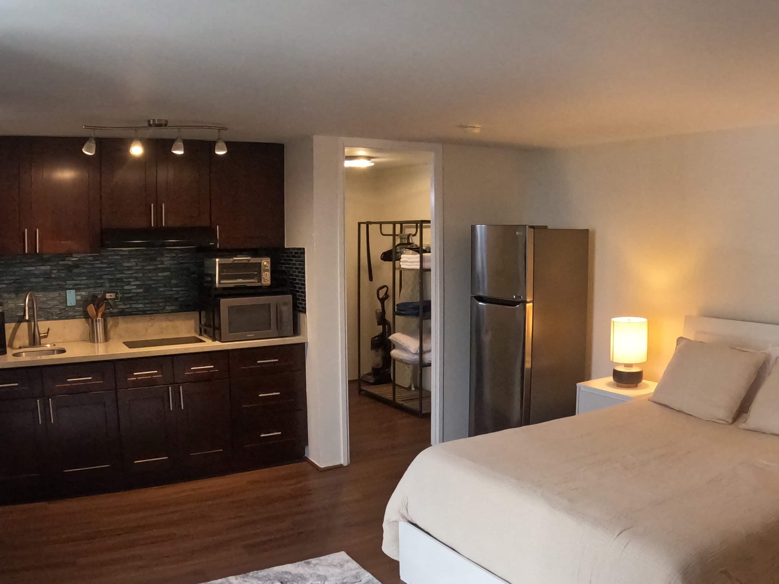 Waikiki Studio Great Location/Free Parking - Image 7