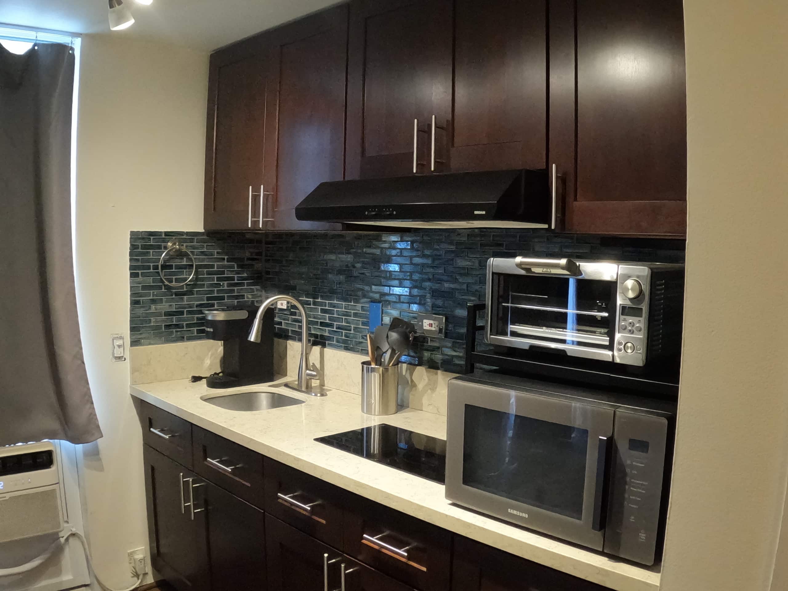 Waikiki Studio Great Location/Free Parking - Image 1