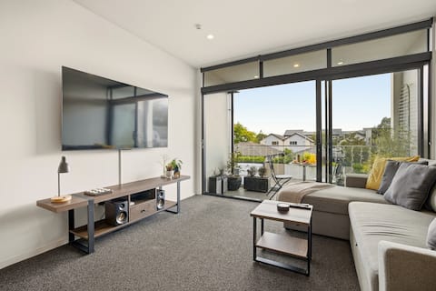 Top Airbnb: Central City Apartment With Free Street Parking in Christchurch Centre