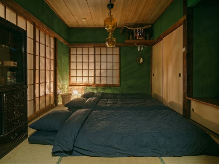 大人数グループの場合、布団を敷くために一部の家具を移動させる必要がある場合があります。