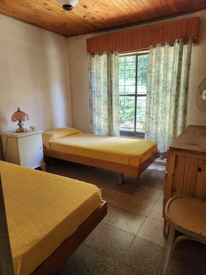 ოთახშია ორი ერთადგილიანი საწოლი და ორი ზამთრის საბანი, საჭიროებისამებრ. აქ არის ვენტილატორი და კომოდი უჯრებით.
