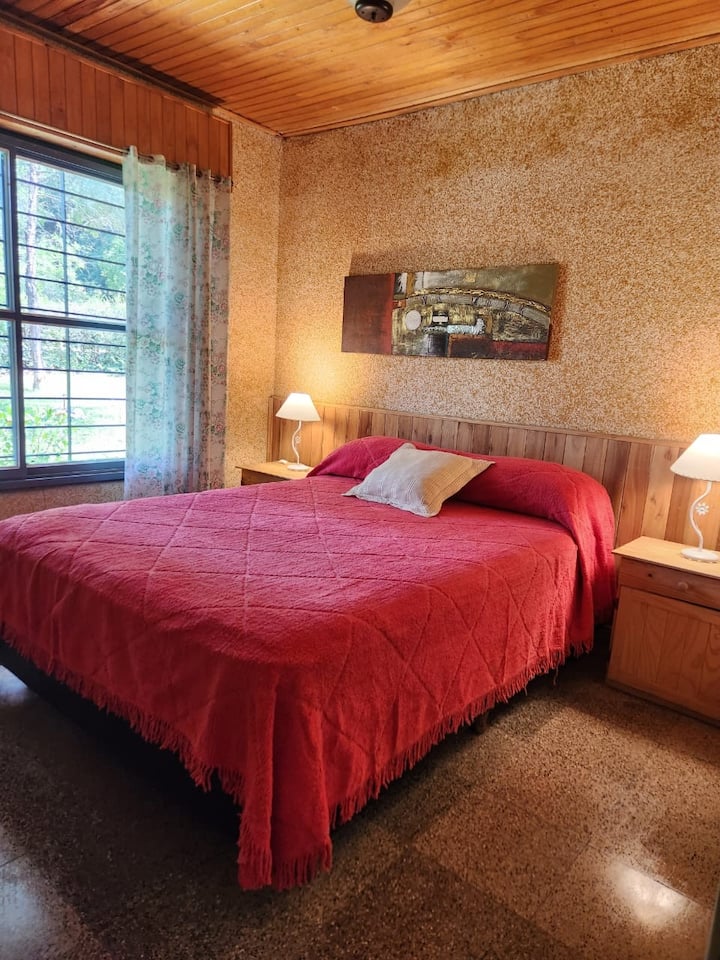 1,40 მ სიგანის საწოლი ზამბარიანი ბუდით, კარადა საკიდებით, უჯრები და 2 გამოსაშლელი საბანი.