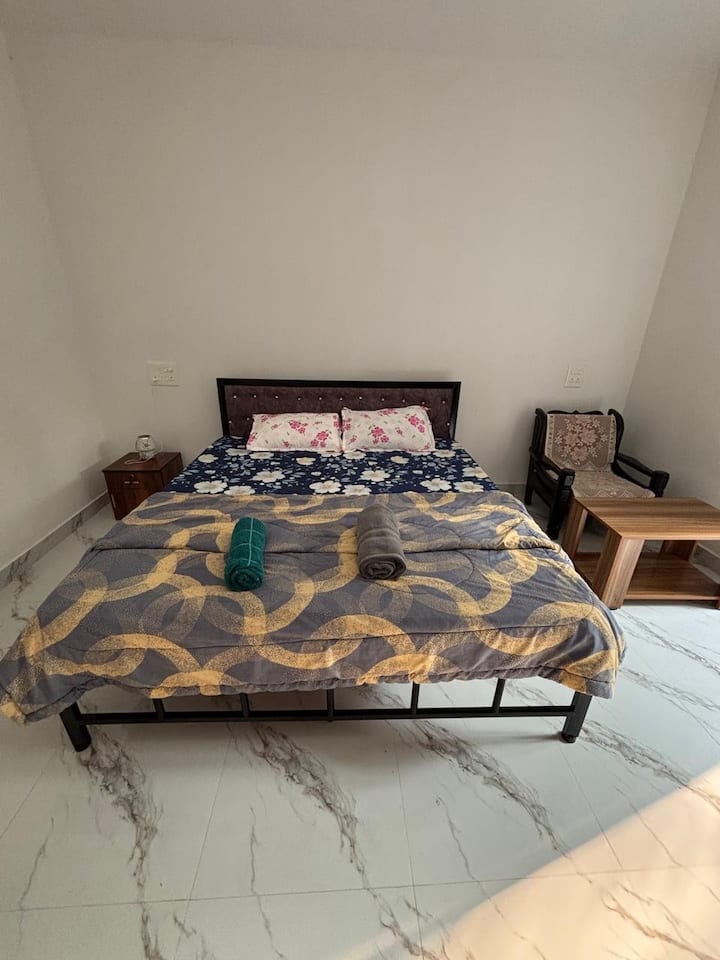 Bedroom 1 image 2