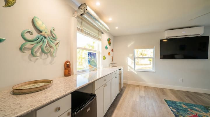 جناح منفصل. نوافذ قابلة للطي حتى تتمكن من تقديم المشروبات في حمام السباحة!