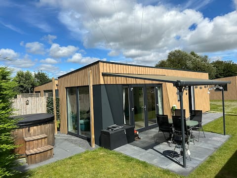 Successful Airbnb property: Wellness cottage, Ibiza style with hot tub in Zeeland in Borsele