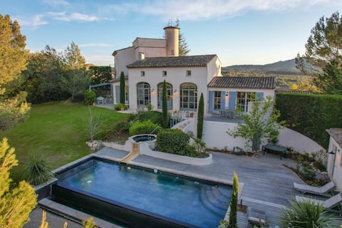 Annonce Airbnb populaire: Luxury Provence Villa on Golf, AC, Infinity Pool à Mallemort