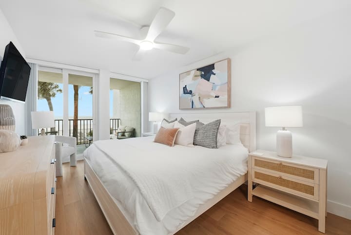 Главна спална соба со брачен кревет (широк 180–220 cm) и лизгачка врата кон балконот! Погледи во изобилство! Уживајте во спиењето на звуците од брановите! Душеци од Sterns и Foster – апсолутно најдобри! 