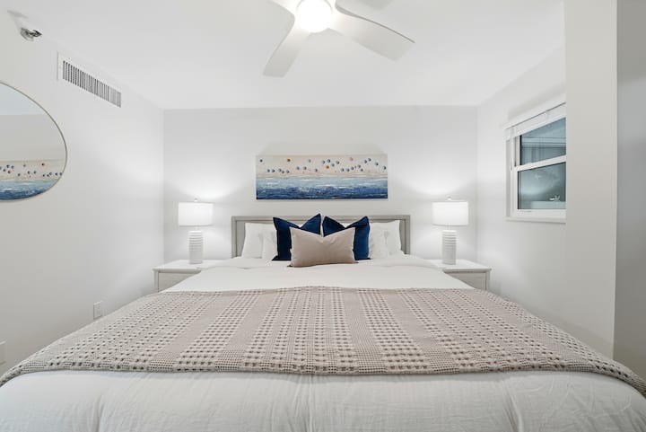 Гостинска спална соба со брачен кревет (широк 180 – 220 см)! Душек Stern and Foster за совршен ноќен сон! 