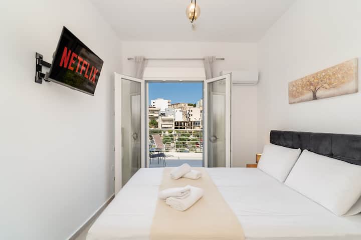 Apartment With Private Veranda & City View - San Nicolò