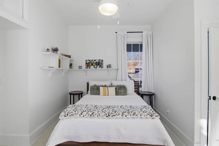 เตียงควีนไซส์ที่นอนสบายในห้องนอนที่สองของห้องสวีท