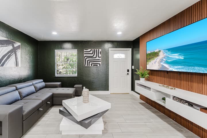 East Boca Getaway | Minutes To Beach & Downtown - Boca Raton, FL