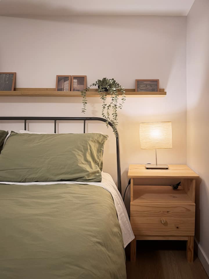 Cozy Ossington Stay - 1br With Office & Laundry - Toronto