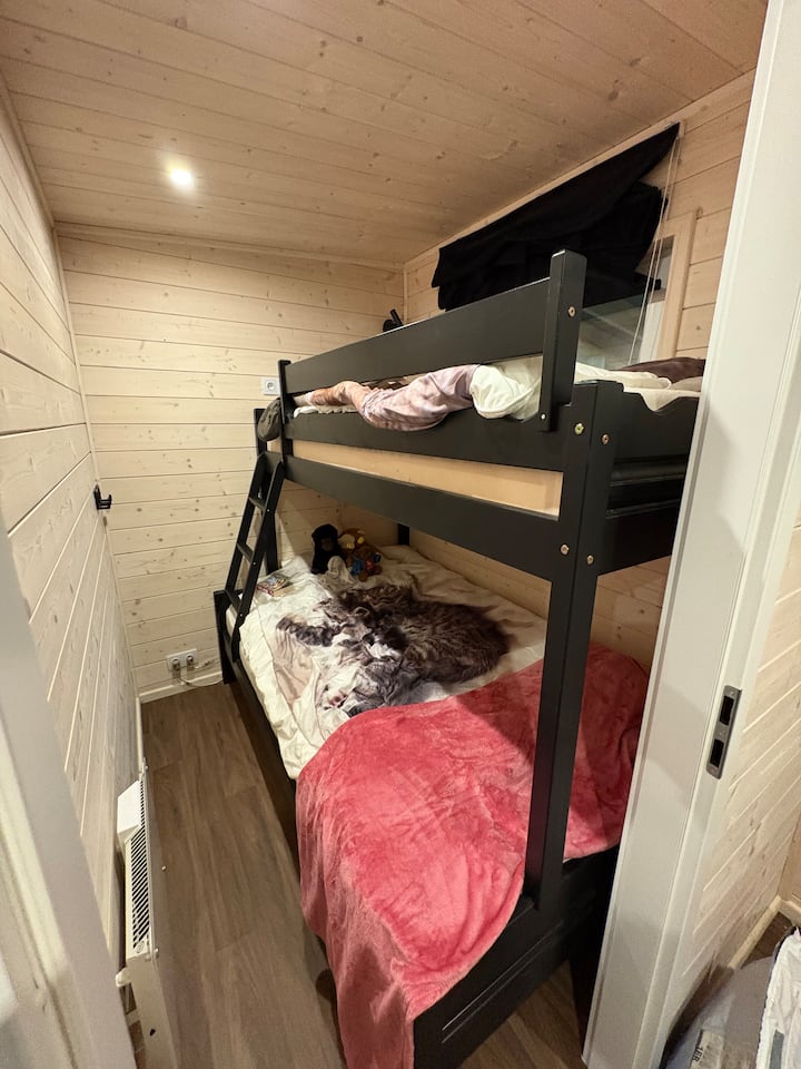 Spálňa 3 s poschodovou posteľou. 120 cm spodná 90 cm horná