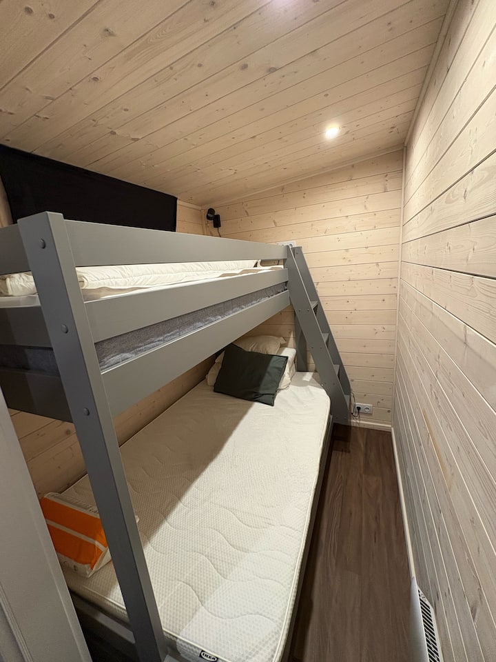 Spálňa 2 s poschodovou posteľou. 120 cm spodná, 90 cm horná