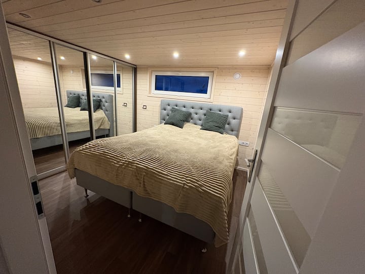 Spálňa 1 s manželskou posteľou, šatníkom a televízorom