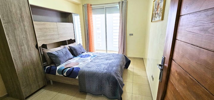 Chambre calme et lumineuse avec lit double confortable, rangements intégrés et accès à la lumière naturelle. Idéale pour un repos paisible et des nuits réparatrices.
