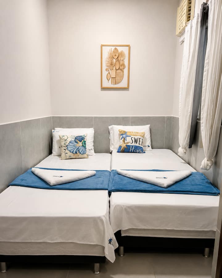 Quarto térreo com duas camas de solteiro e ar-condicionado
