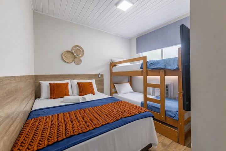 Suite com ar-condicionado, camas confortaveis, chuveiro elétrico