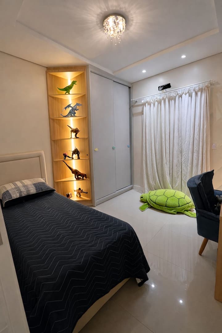 Dormitorio con una cama individual con un colchón adicional, tiene capacidad para dos personas. 