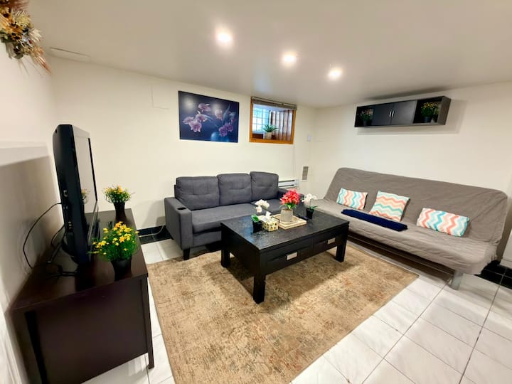 Spacious Group Home Combo, Sleeps 20- Free Parking - Montreal