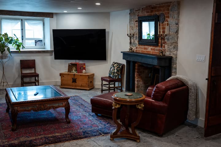 The Dungeon At Mcintosh Castle•luxury 2 Bedroom - Kingston