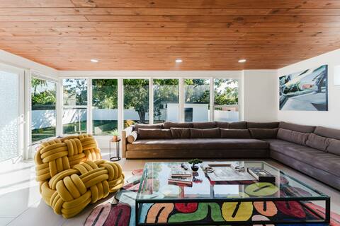 Popular Airbnb listing: Spacious Miami Shores Home Sleeps 14 w/ Arcade in North Miami