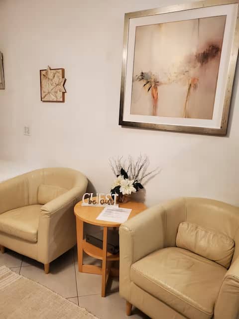 Popular Airbnb listing: Sunny Coastal Studio close to Wifi Studium Retreat in Lawndale
