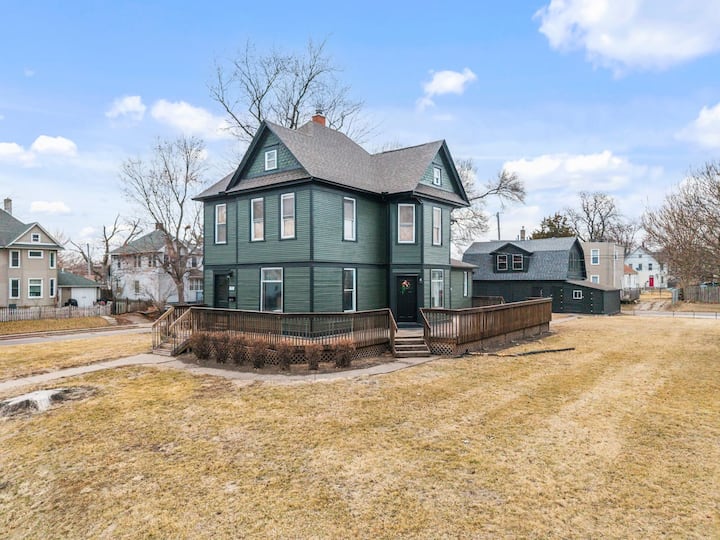 New! 2br Remodeled | Fast Wi-fi + W/d - Davenport, IA