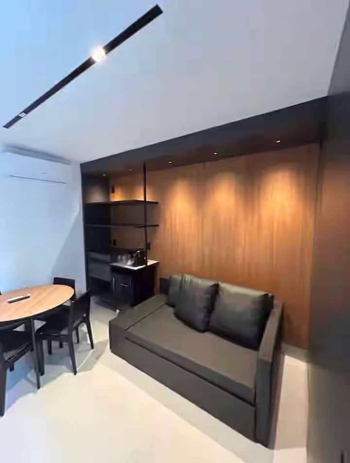 e pajisur me një divan-krevat me shtroja, jastëkë etj., një minibar dhe artikuj kuzhine