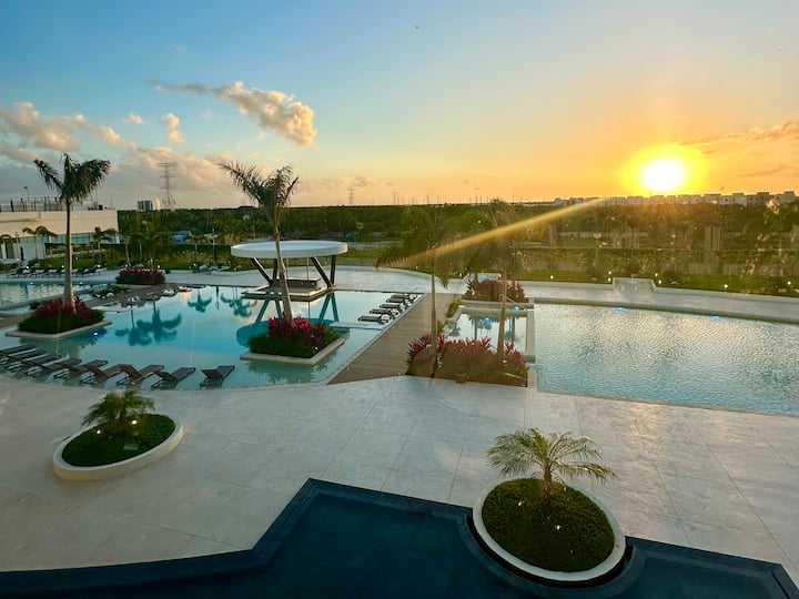 New Resort Style Condo/pool, Gym, Spa & Bowling - Cancún