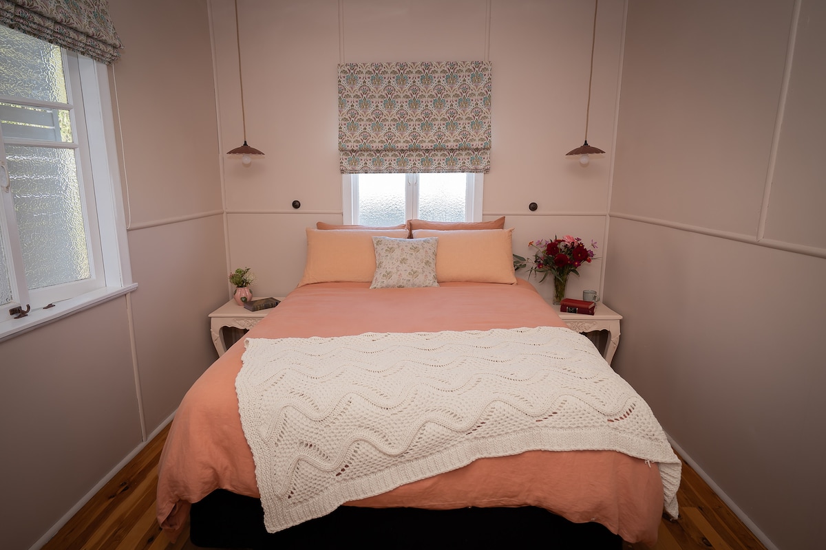 בחדר השינה הראשי יש מיטת קווין סייז נוחה עם מצעי פשתן צרפתי 100% שמספקים נוחות מרבית בכל עונה