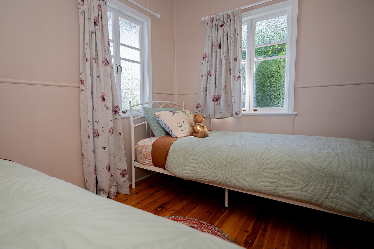 בחדר השינה השני יש שתי מיטות יחיד קינג סייז