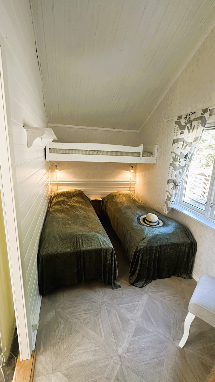 საძინებელი ფლიგელშია, საწოლები კი შესაძლოა დავაკრათ ერთმანეთს, რომ ორადგილიანი საწოლი გამოვიდეს.