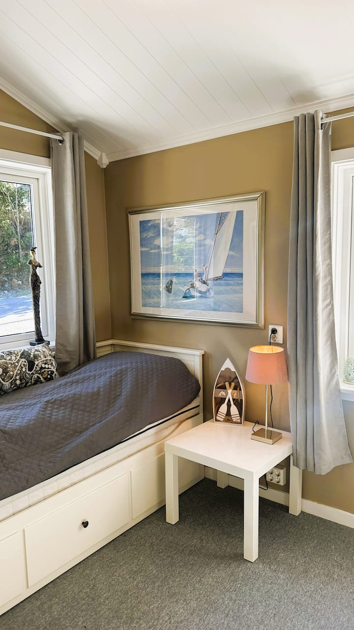 საწოლი გაშლით ორმაგ საწოლად გადაიქცევა, ოთახში ასევე არის სამუშაო სივრცე კომპიუტერის ეკრანით, კლავიატურითა და მაუსით. 