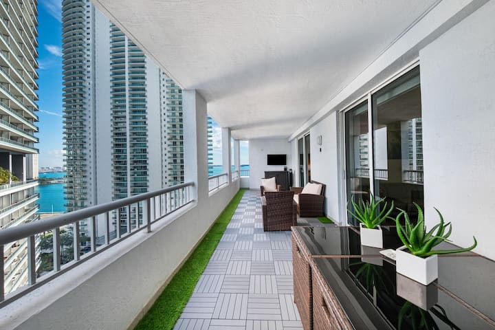 Brickell 2/2> Ev Charger>free Parking> Big Balcony - South Beach, FL