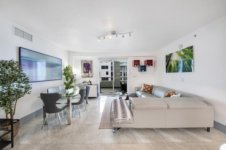 Brickell 2/2> Ev Charger>free Parking> Big Balcony - Miami, FL