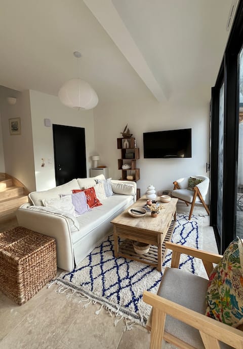 Successful Airbnb property: Bright new house, enclosed garden, terrace, spa in Guilvinec