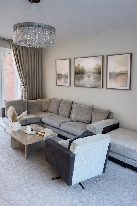 Top performing Airbnb: Semi-rural farmhouse with paddock views & hot tub in Knowsley