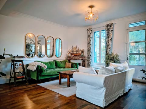 Top performing Airbnb: Large air-conditioned family home in Colombes in Colombes