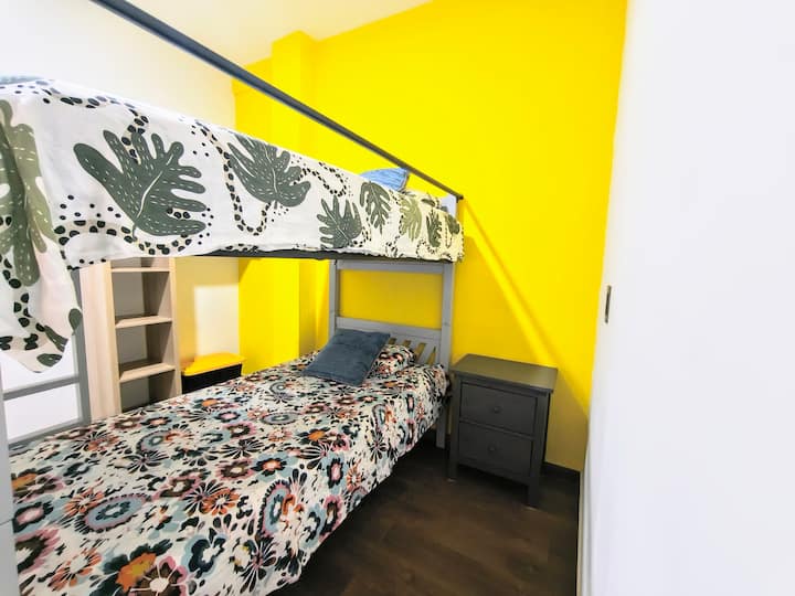 Recámara con litera cómoda y funcional, ideal para niños o grupos pequeños durante la estancia.