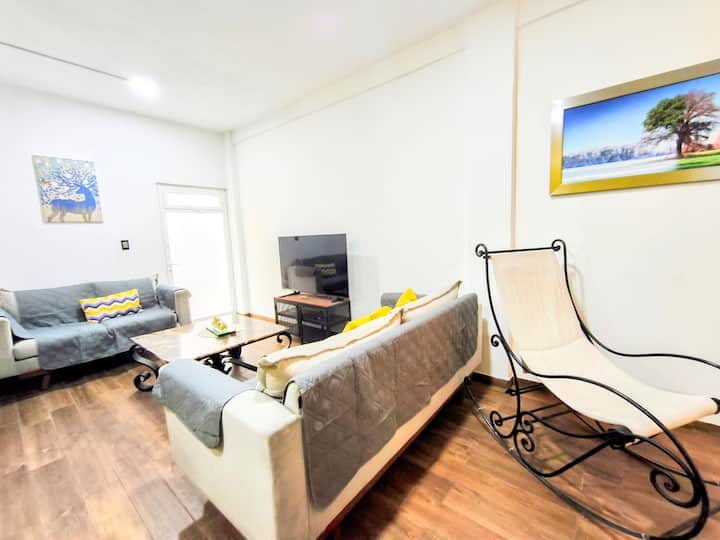 Sala amplia y luminosa en departamento turístico en Puebla, ideal para descansar después de recorrer el Centro Histórico y Angelópolis.