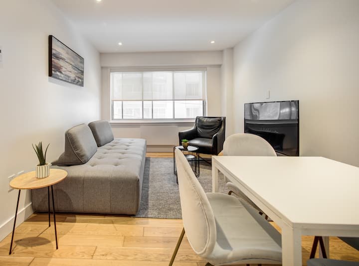 Chic Downtown Hub | Steps To Festivals & Metro - Montreal